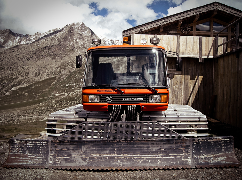 Snow groomer