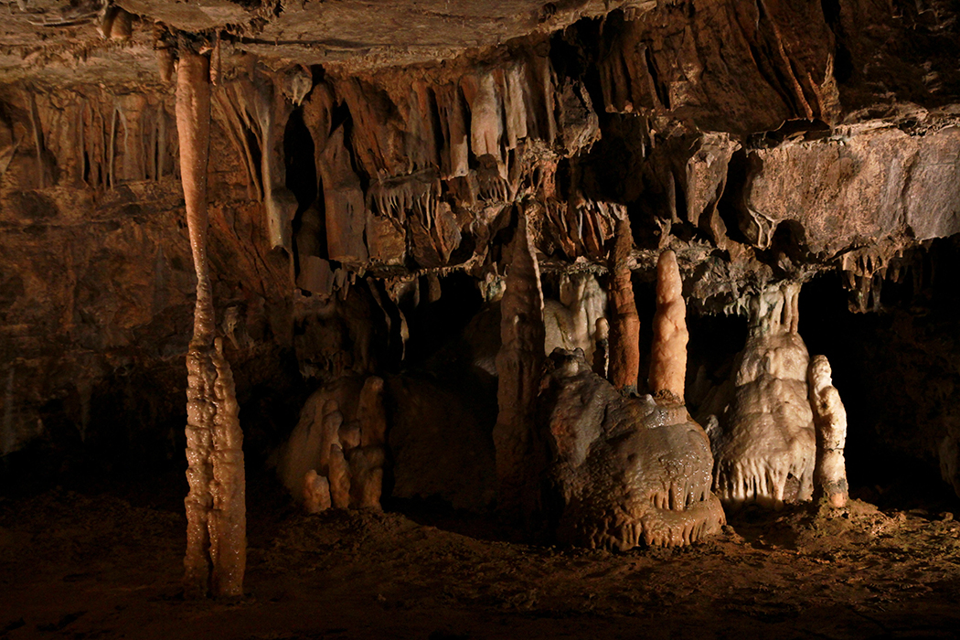 Marcher dans une grotte