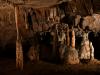 Marcher dans une grotte